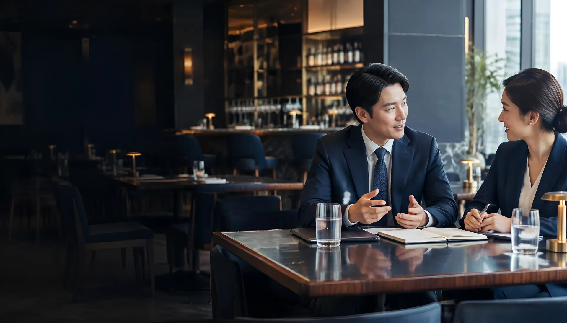 거래명세서를 검토하는 담당자